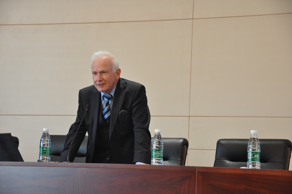 2.Rolf Stürner教授在做报告.jpg