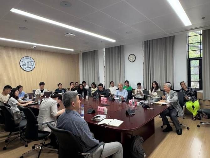 会议室里的人们描述已自动生成